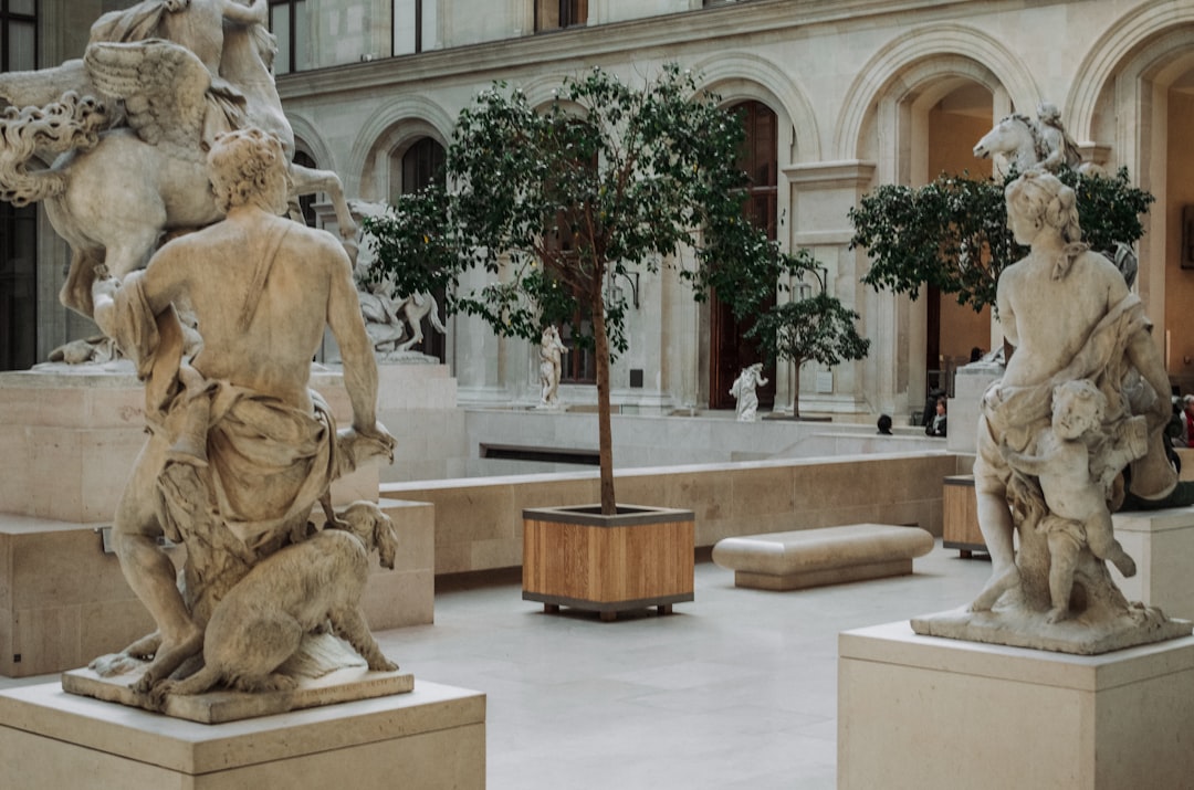 ルーヴル美術館を発見する：芸術と歴史の旅 - Paris | Secret World Trip Planner