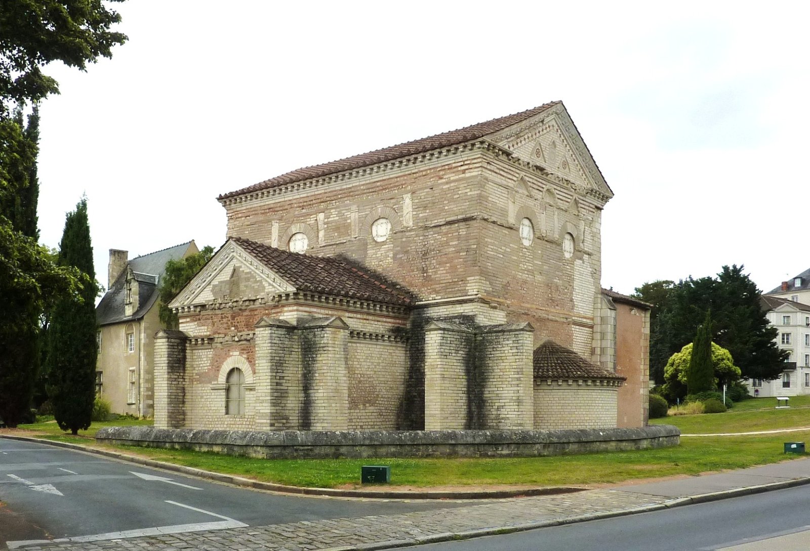 Descubre el Baptistère Saint-Jean de Poitiers: Historia y Belleza - Poitiers | Secret World Trip Planner