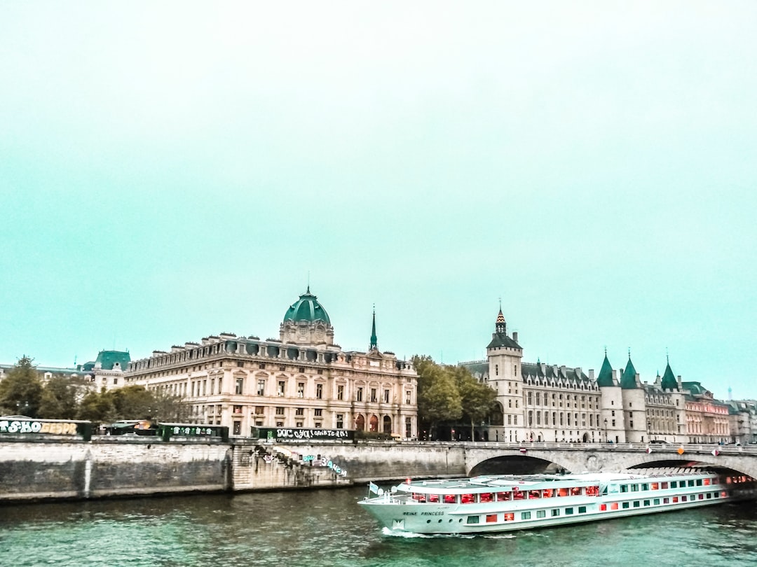 Conciergerie: História e Beleza da Paris Medieval - Paris | Secret World Trip Planner