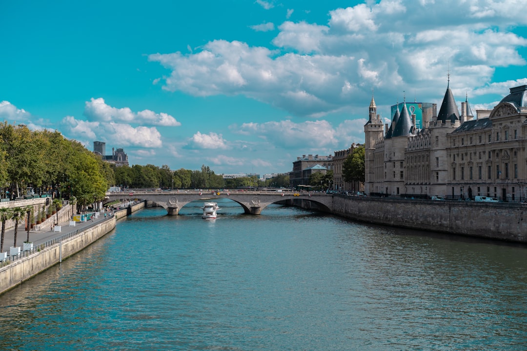 콩시어주리: 중세 파리의 역사와 아름다움 - Paris | Secret World Trip Planner