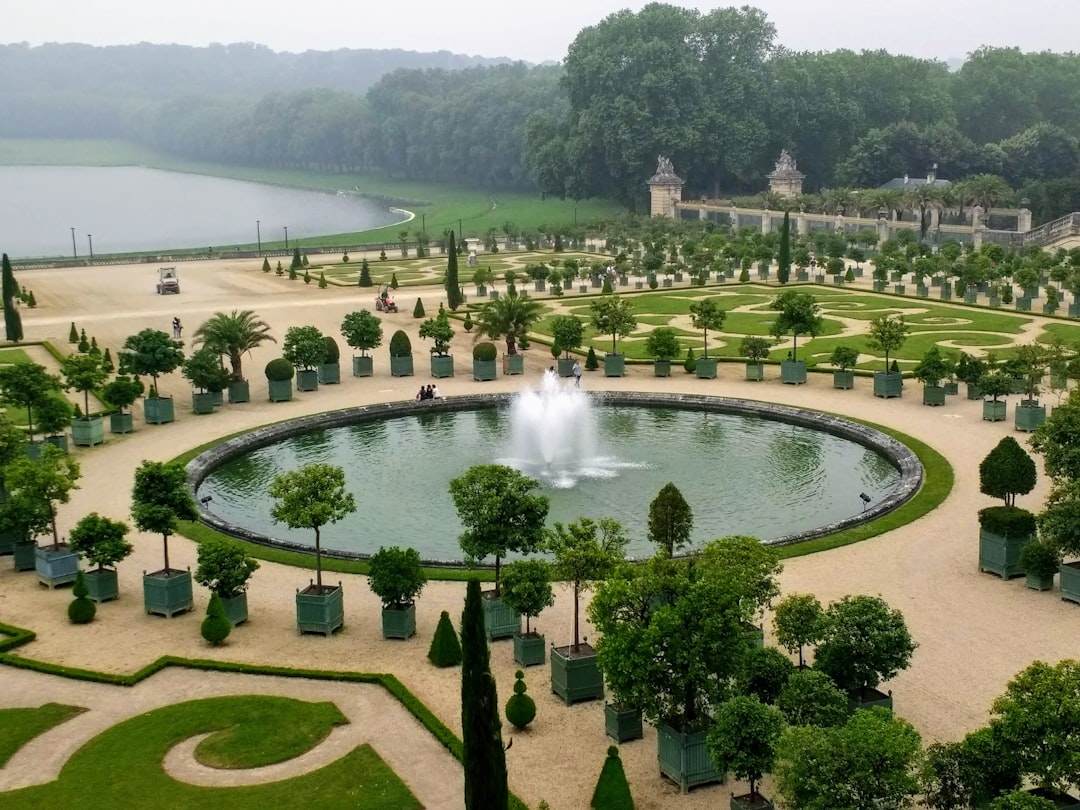 探索切夫勒卢池塘:凡尔赛的自然角落 - Versailles | Secret World Trip Planner
