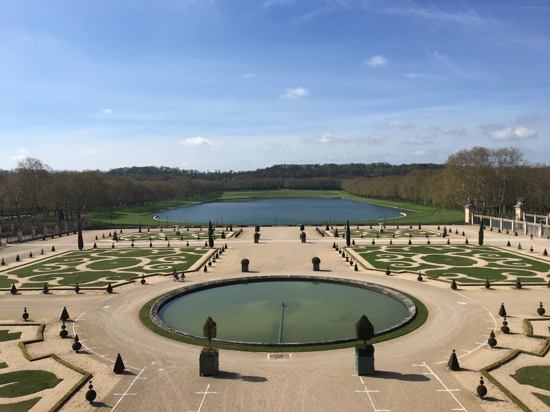 探索切夫勒卢池塘:凡尔赛的自然角落 - Versailles | Secret World Trip Planner