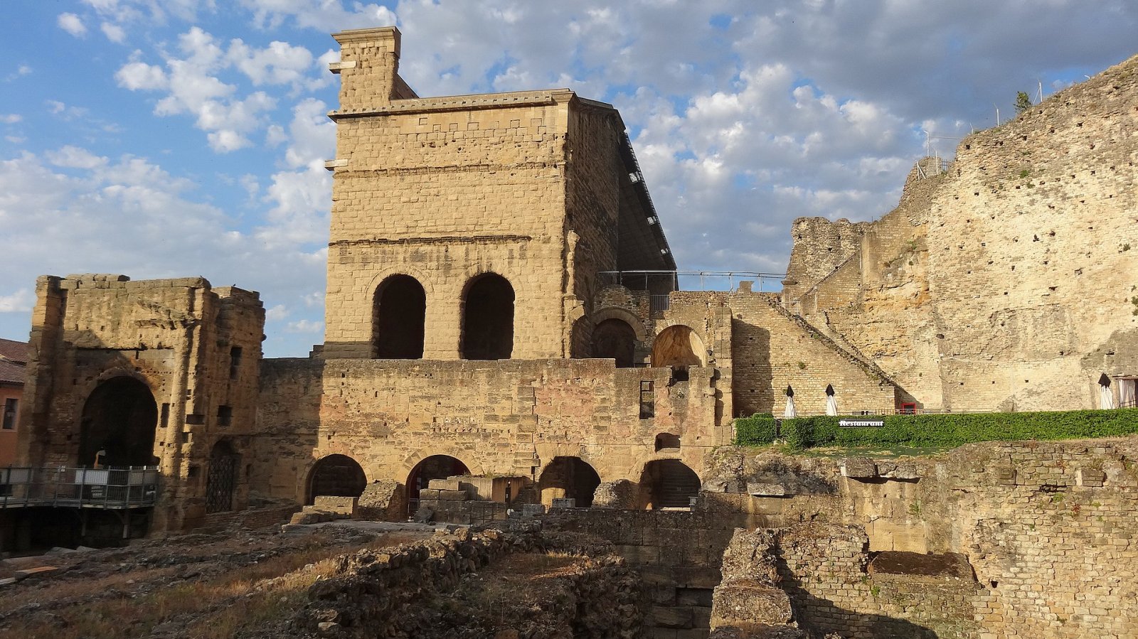 Scopri il Théâtre Antique d'Orange: un gioiello della storia - Orange | Secret World Trip Planner