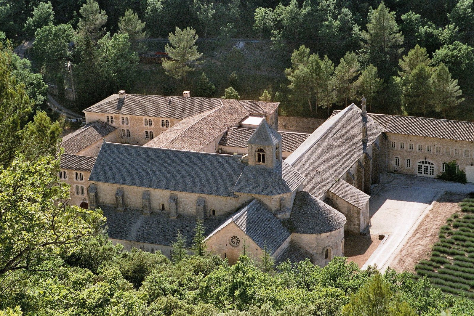 Entdecken Sie die Abbaye de Sénanque: ein Juwel der Provence - Gordes | Secret World Trip Planner