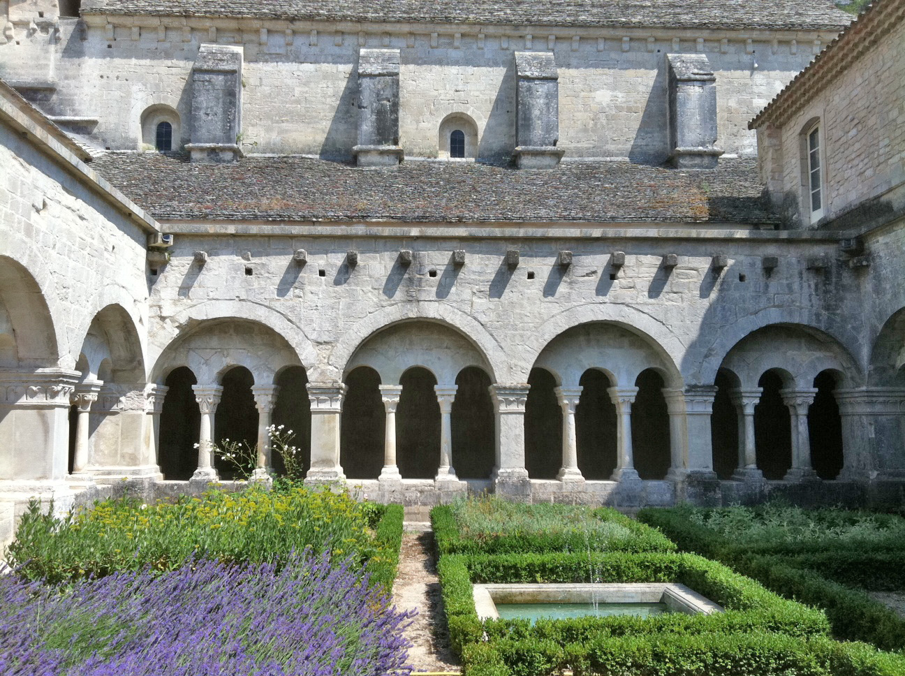 Découvrez l'Abbaye de Sénanque : un bijou de Provence - Gordes | Secret World Trip Planner