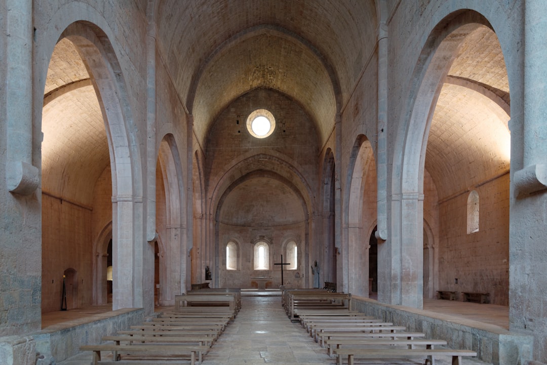 Descubra a Abbaye de Sénanque: uma joia da Provença - Gordes | Secret World Trip Planner
