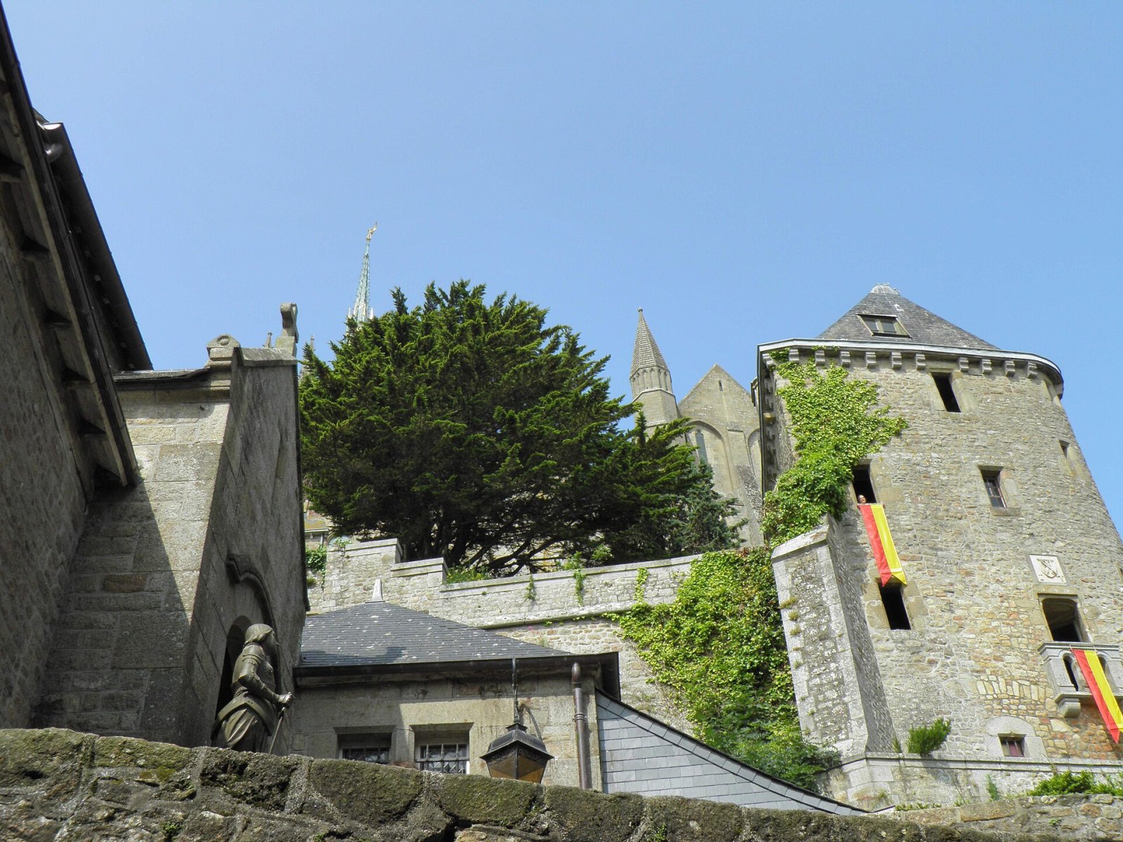 Visitez l'Abbaye du Mont-Saint-Michel: un bijou de Normandie - Nogent-le-Roi | Secret World Trip Planner