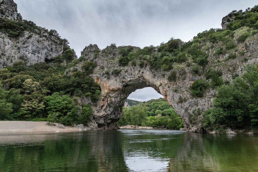 Descubre el Pont d'Arc: una joya natural en Francia - Vallon-Pont-d'Arc | Secret World Trip Planner