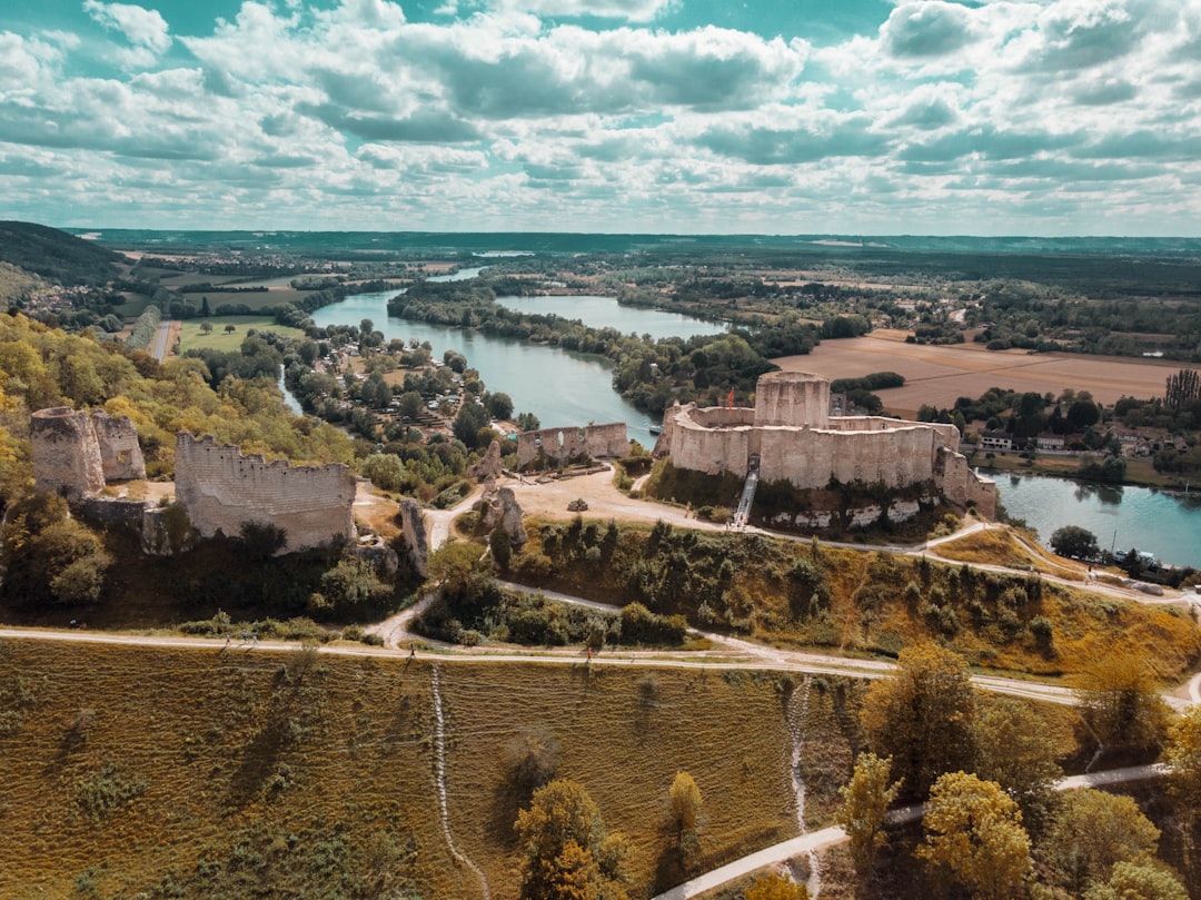 探索 Château Gaillard：诺曼底的历史瑰宝 - Les Andelys | Secret World Trip Planner