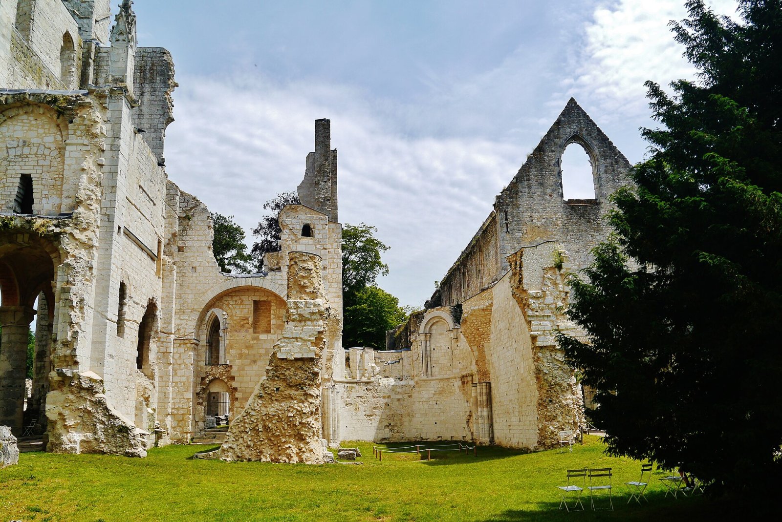 Découvrez l'Abbaye de Jumièges : un trésor de Normandie - Jumièges | Secret World Trip Planner