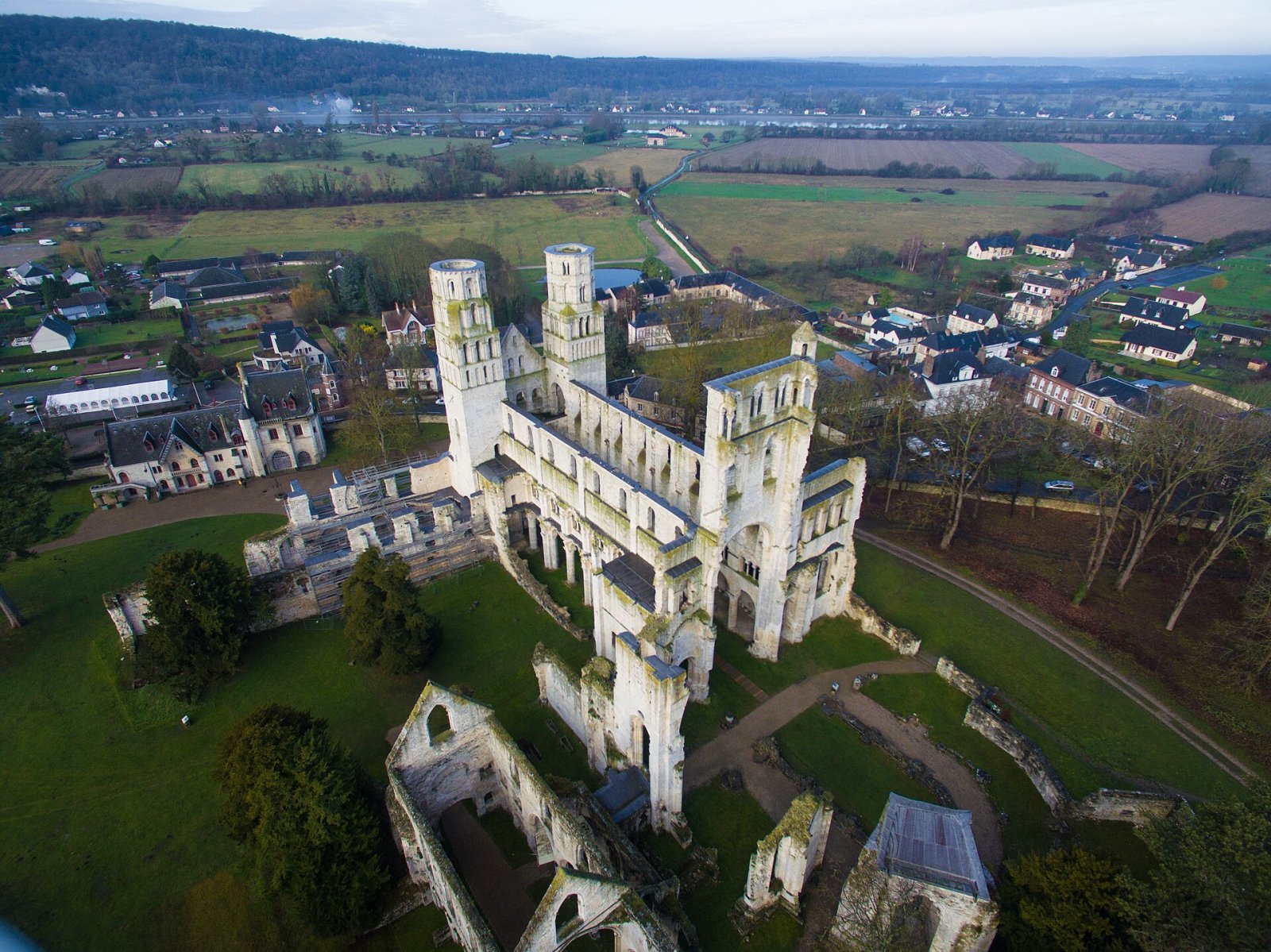 Descubre la Abbaye de Jumièges: un tesoro de Normandía - Jumièges | Secret World Trip Planner