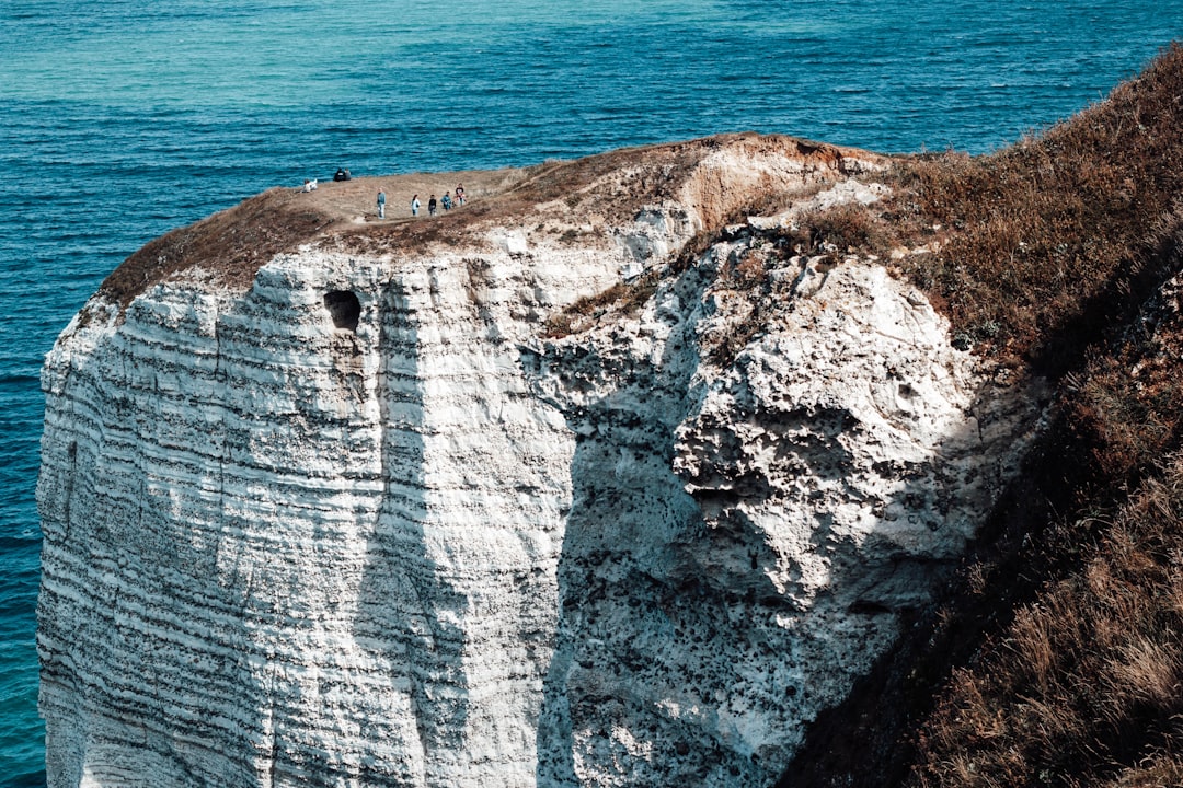 エトルタを発見:ノルマンディーの息をのむ崖 - Étretat | Secret World Trip Planner