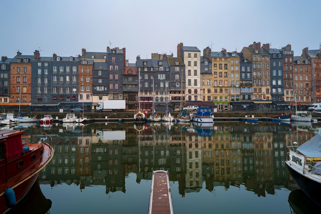 Explore Honfleur Vieux Port: História e Belezas da Normandia - Honfleur | Secret World Trip Planner