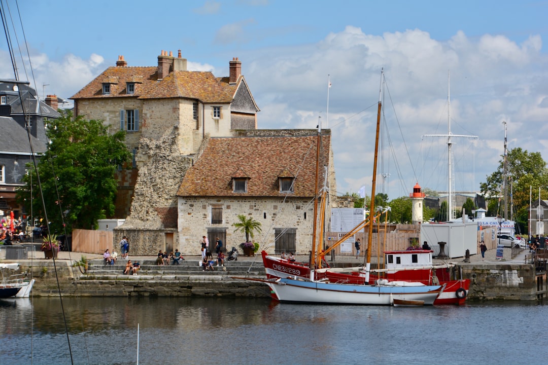 온플뢰르 뷰 포트 탐험: 노르망디의 역사와 아름다움 - Honfleur | Secret World Trip Planner
