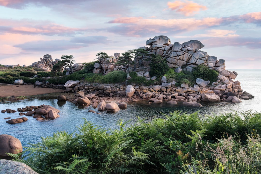 Explorer la Côte de Granit Rose : un bijou de Bretagne - Montolivet | Secret World Trip Planner