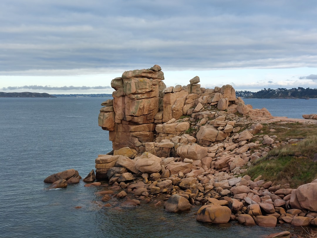 Explorando a Côte de Granit Rose: um tesouro da Bretanha - Montolivet | Secret World Trip Planner