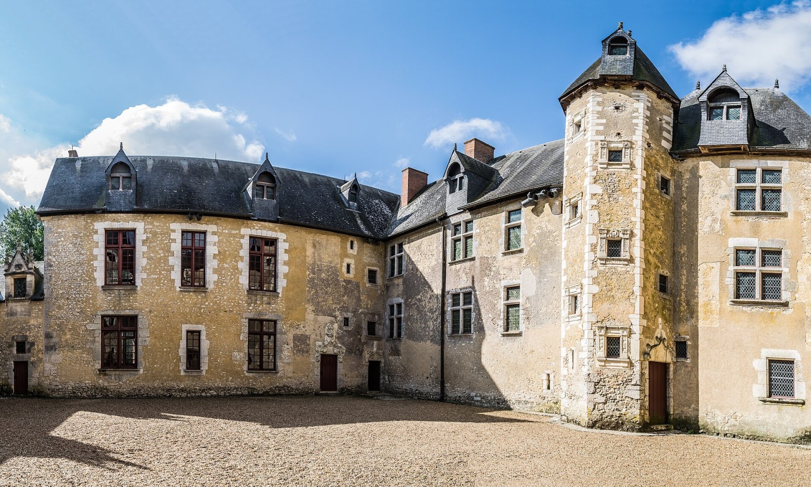 Descubre el encanto del Château de Fougères en Bretaña - Les Châtelliers-Notre-Dame | Secret World Trip Planner