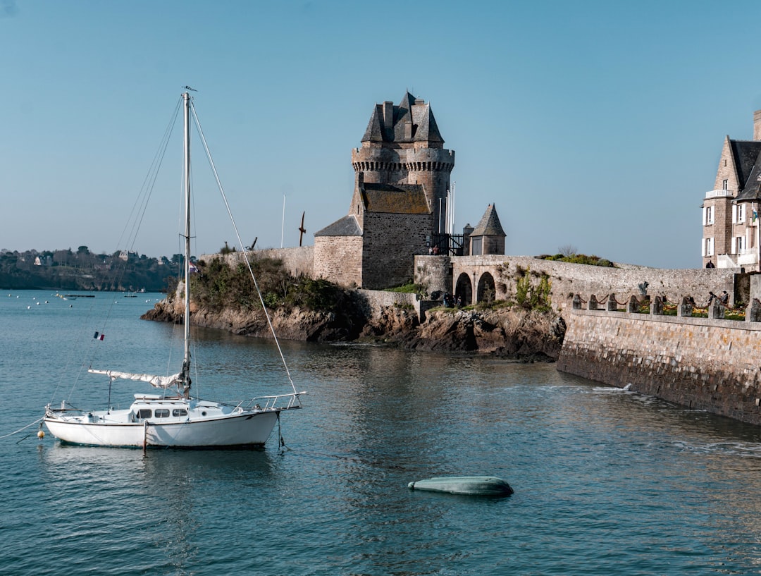 Scopri i Remparts de Saint-Malo: Storia e Bellezza della Bretagna - Pecqueuse | Secret World Trip Planner