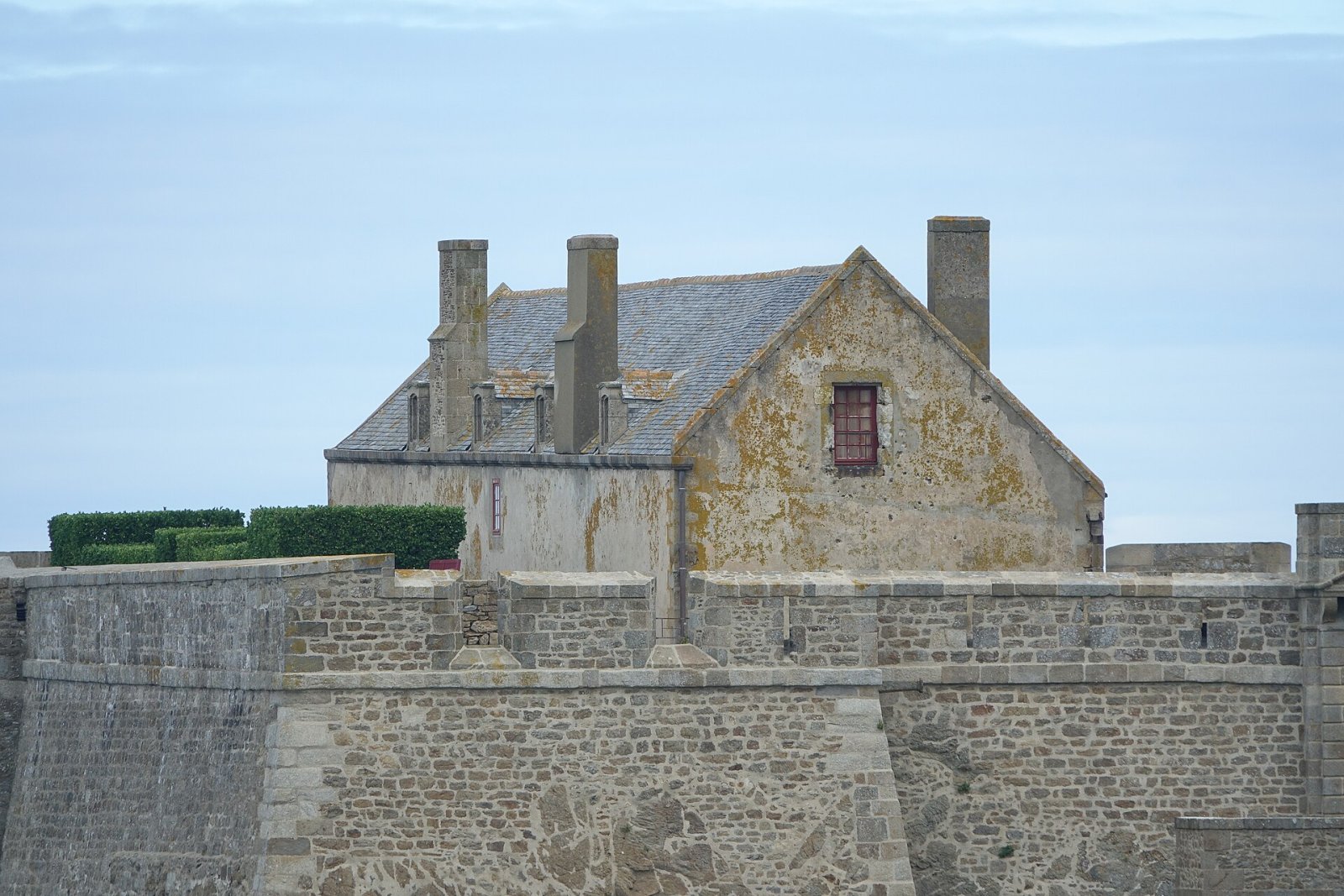 Découvrez les Remparts de Saint-Malo : Histoire et Beauté de Bretagne - Pecqueuse | Secret World Trip Planner
