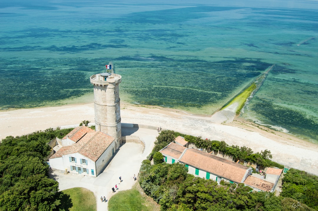 Entdecken Sie den Leuchtturm von Goulphar auf Belle-Île: ein einzigartiges Erlebnis - Châteauneuf-Val-de-Bargis | Secret World Trip Planner