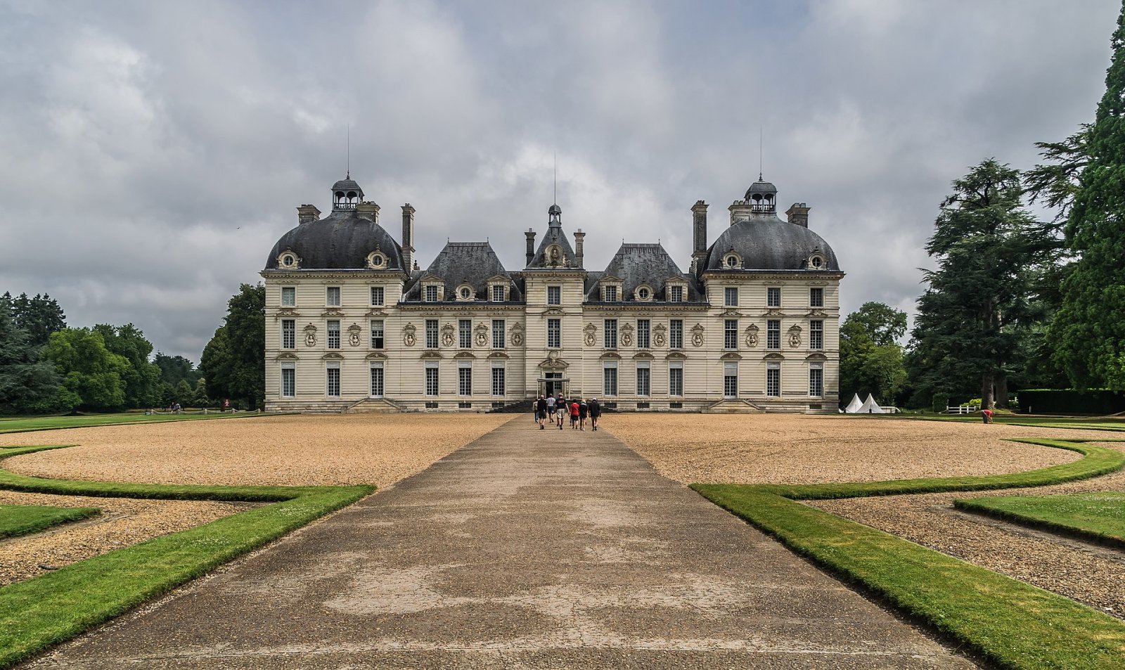 シェヴルニー城を発見:フランスの歴史の宝石 - Cheverny | Secret World Trip Planner