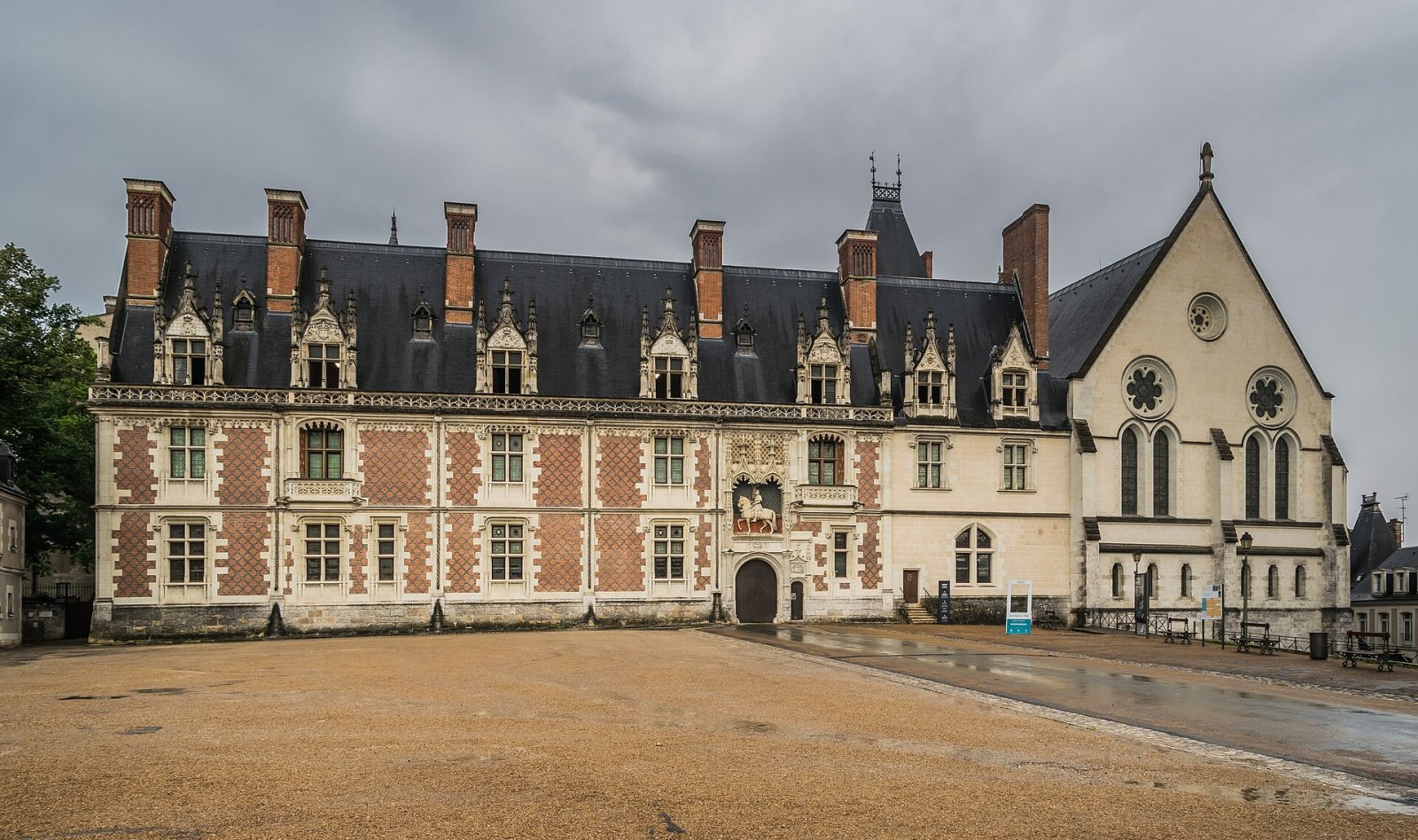 Descubre el Encanto Histórico del Château de Blois - Blois | Secret World Trip Planner