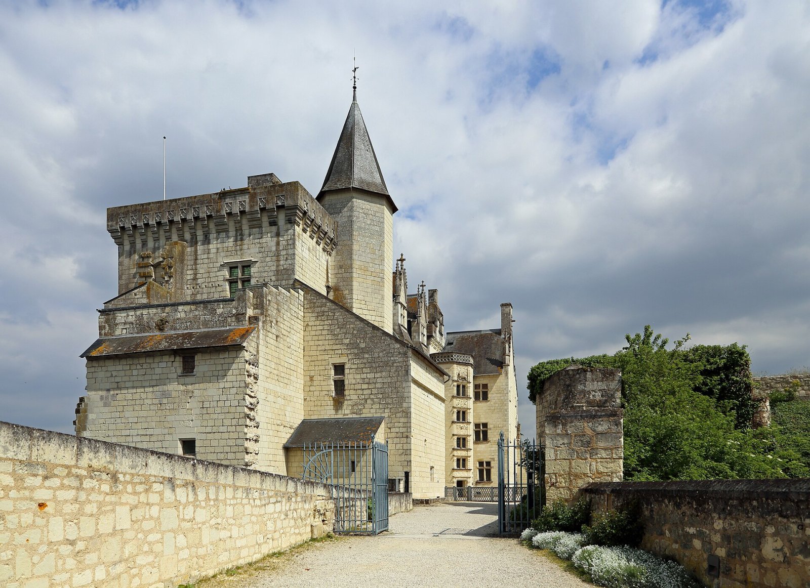 Descubra o Encanto do Château de Montsoreau no Vale do Loire - Montsoreau | Secret World Trip Planner