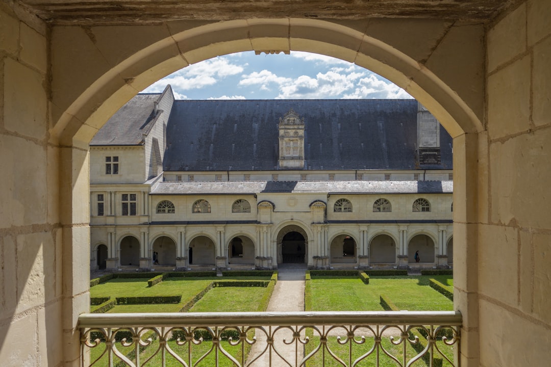 参观丰特弗罗修道院:法国的文化瑰宝 - Fontevraud-l'Abbaye | Secret World Trip Planner