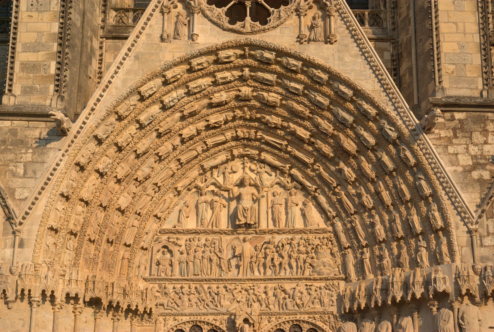 Entdecken Sie die majestätische Cathédrale Saint-Étienne in Bourges - Bourges | Secret World Trip Planner