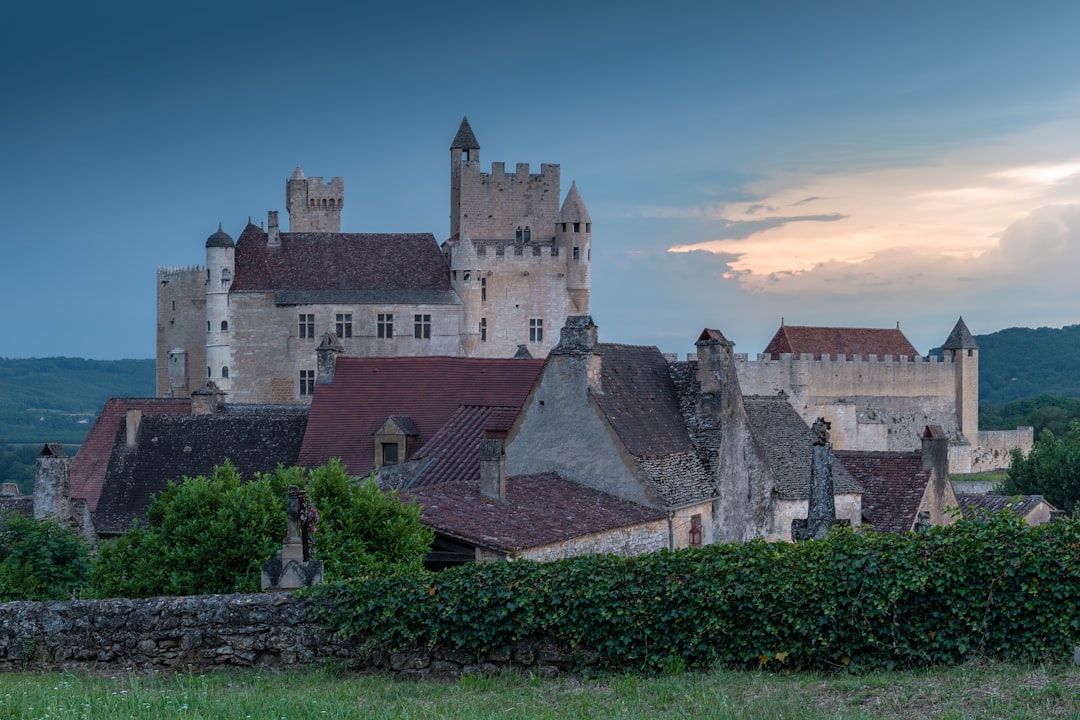 Entdecken Sie den Charme des Château de Beynac in Frankreich - Vézac | Secret World Trip Planner