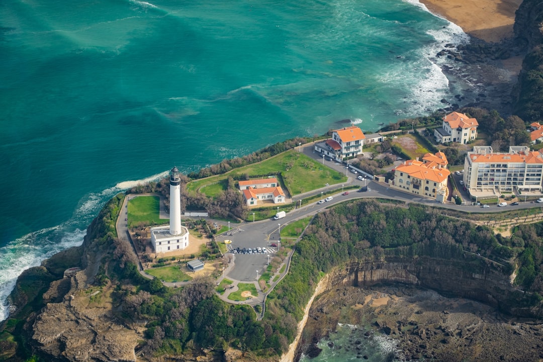 Scopri il Faraglione di Biarritz: un gioiello della Nouvelle-Aquitaine - Montlaur | Secret World Trip Planner