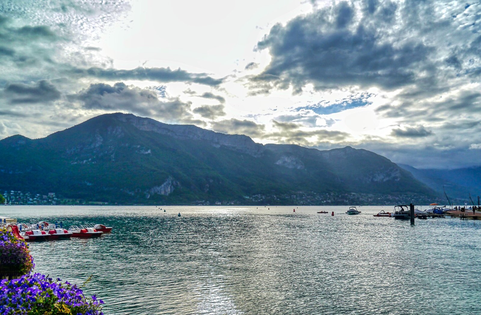 Découvrez le lac d'Annecy : un bijou de la nature en France - Veyrier-du-Lac | Secret World Trip Planner