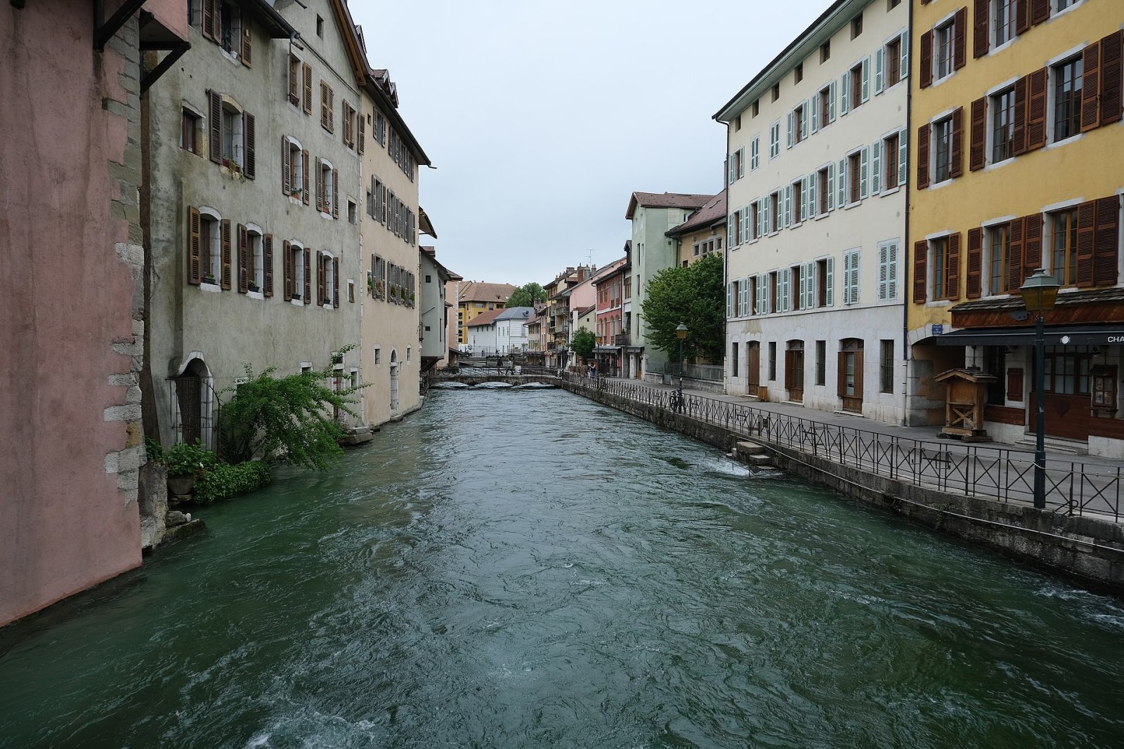 アンシーの旧市街を発見:歴史と隠れた美 - Annecy | Secret World Trip Planner