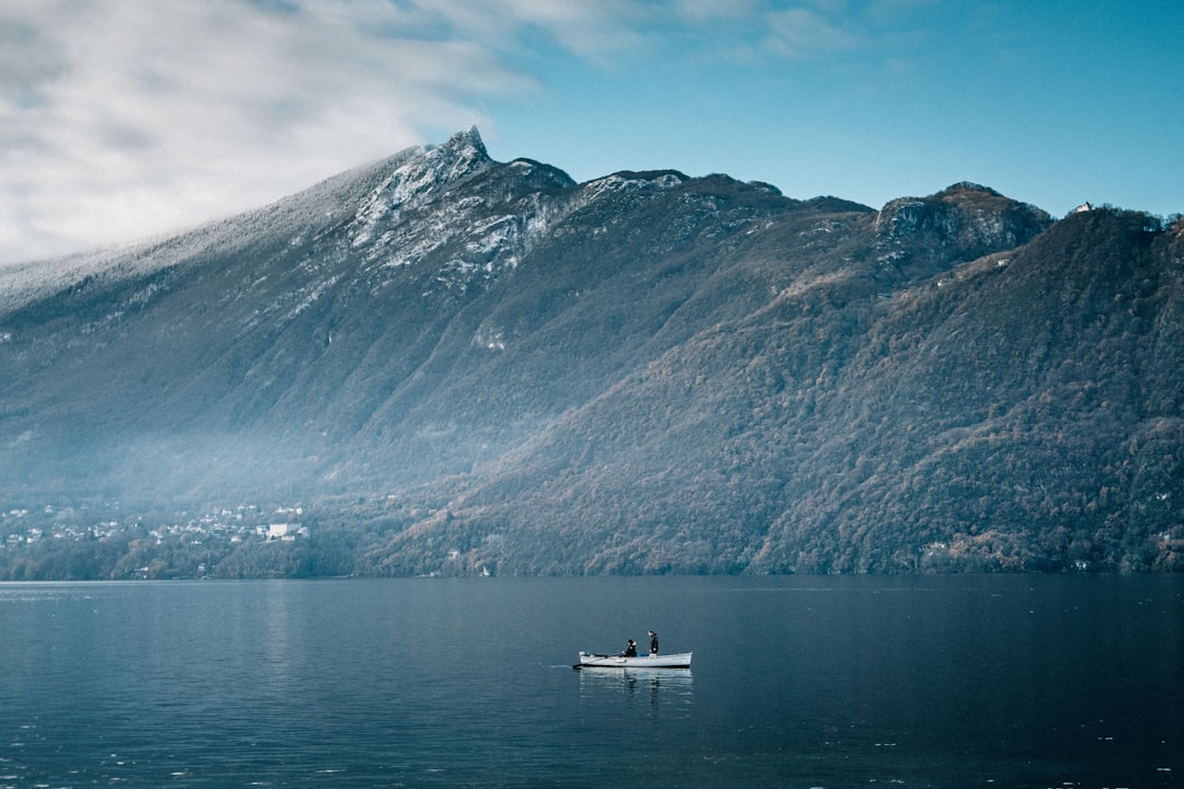 Lac du Bourget : Un bijou naturel à Aix-les-Bains - La Chapelle-du-Mont-du-Chat | Secret World Trip Planner