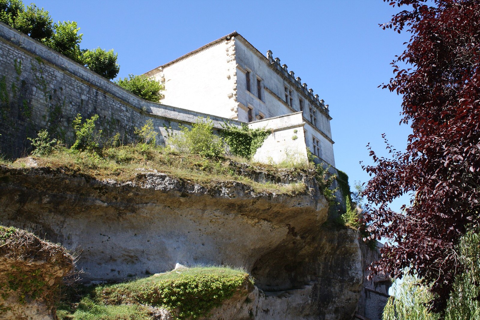 Descubre el encanto del Château de Bourdeilles en Francia - Bourdeilles | Secret World Trip Planner