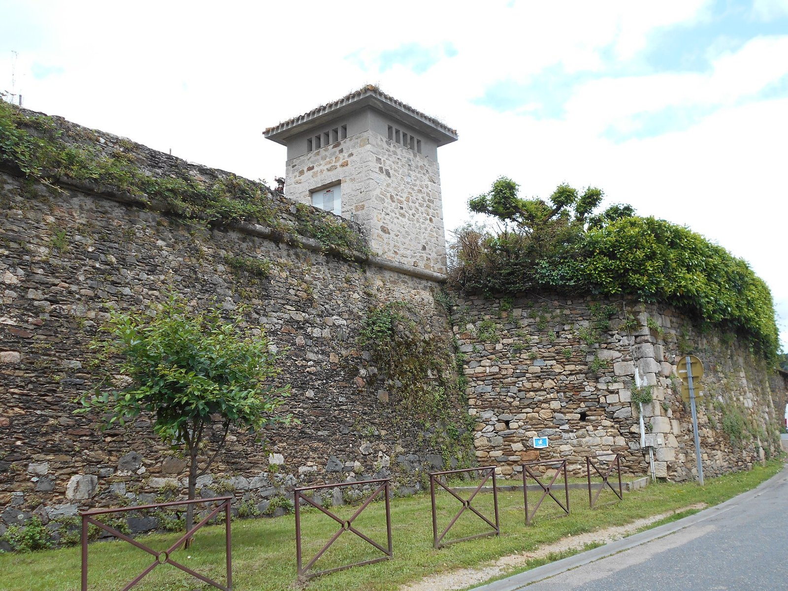 Scoprire l'Abbaye de Solignac: un tesoro della Nouvelle-Aquitaine - Le Vigen | Secret World Trip Planner