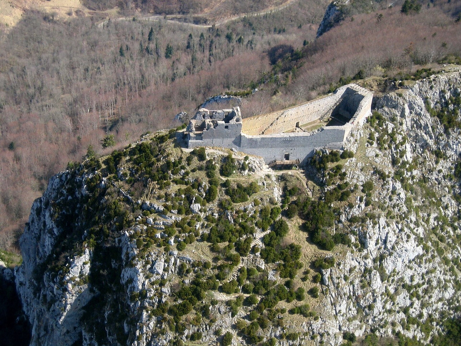 モンセギュール城：オクシタニーの歴史への旅 - Montségur | Secret World Trip Planner