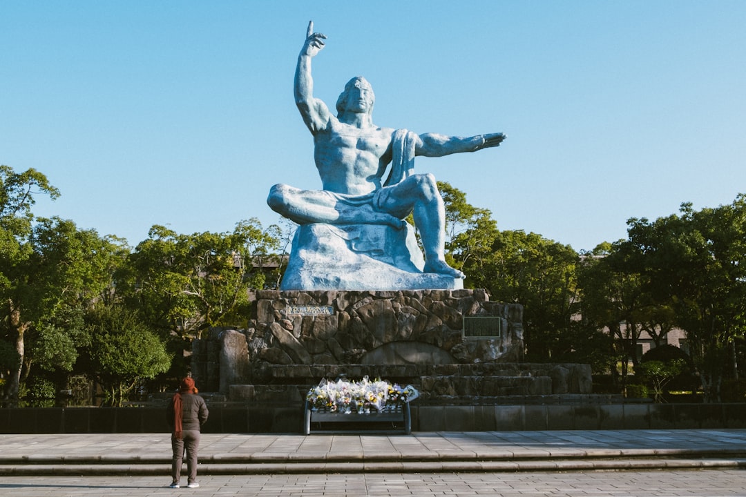 長崎平和公園を探る:歴史と反省 - Nagasaki | Secret World Trip Planner