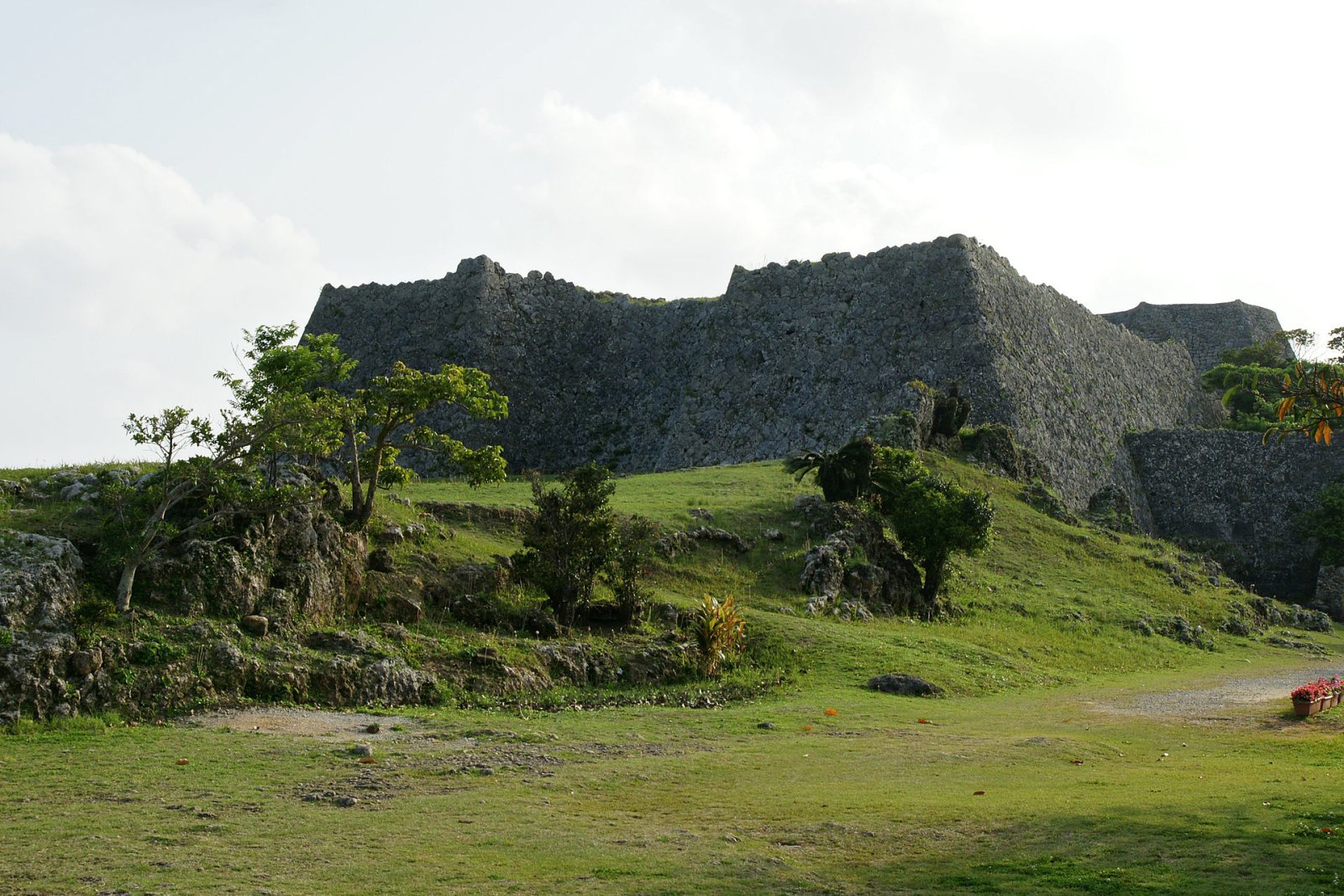Explorer le Château de Nakagusuku : Un Trésor d'Okinawa - Nakagusuku | Secret World Trip Planner