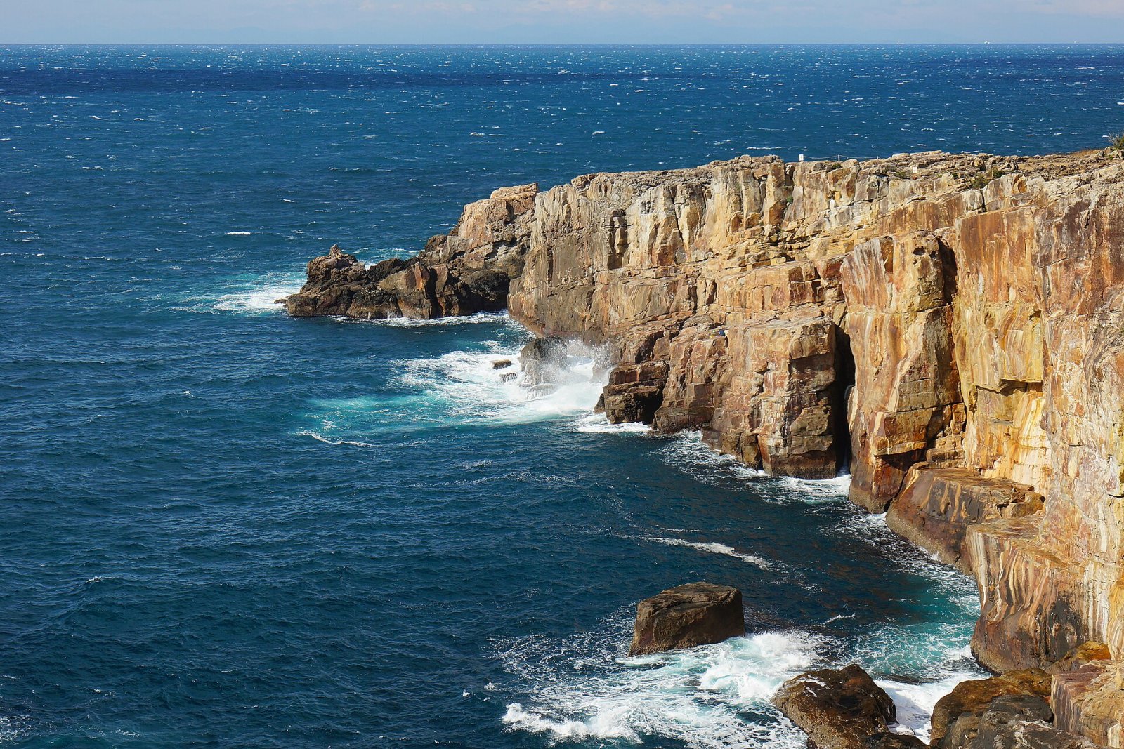 Découvrez les majestueuses falaises de Sandanbeki à Shirahama - Shirahama | Secret World Trip Planner