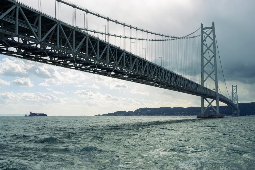 Entdecken Sie die Akashi-Kaikyo-Brücke: Ein Meisterwerk der Ingenieurskunst in Kobe - Awaji | Secret World Trip Planner