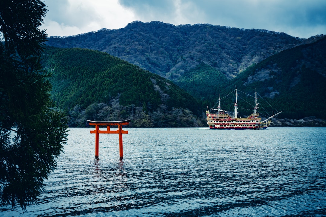 Descubra o Lago Ashi: uma joia natural no coração do Japão - Hakone | Secret World Trip Planner