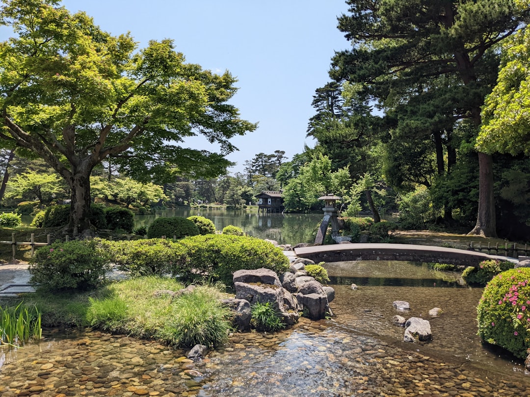 Откройте для себя сад Кенроку-эн: природный рай в Канадзаве - Kanazawa | Secret World Trip Planner