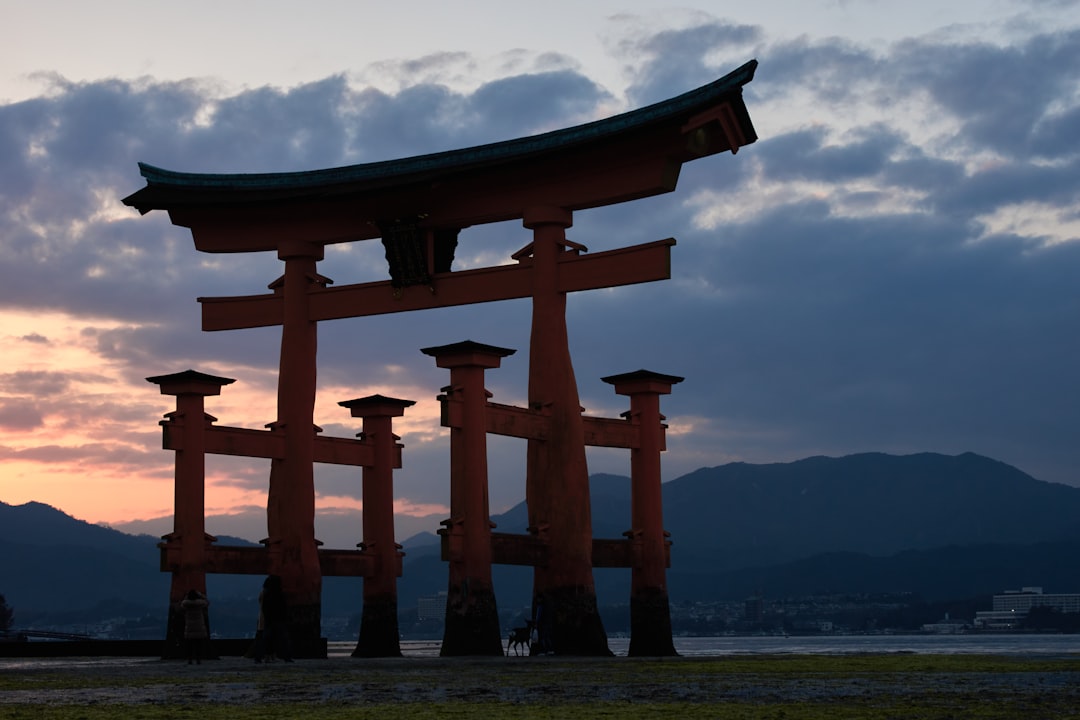 Descubre el Santuario de Itsukushima: un tesoro cultural en Japón - Hatsukaichi | Secret World Trip Planner