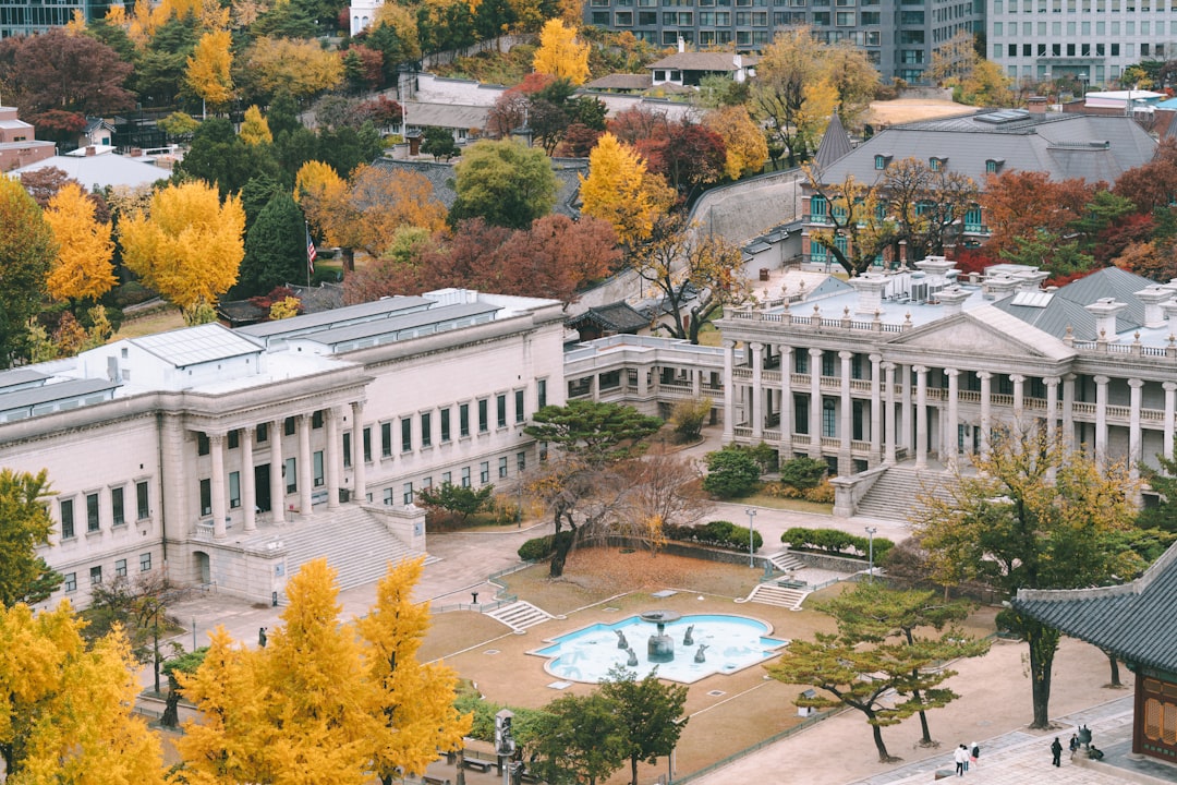 Descubra o Palácio Deoksugung: história e beleza em Seul - Jung District | Secret World Trip Planner