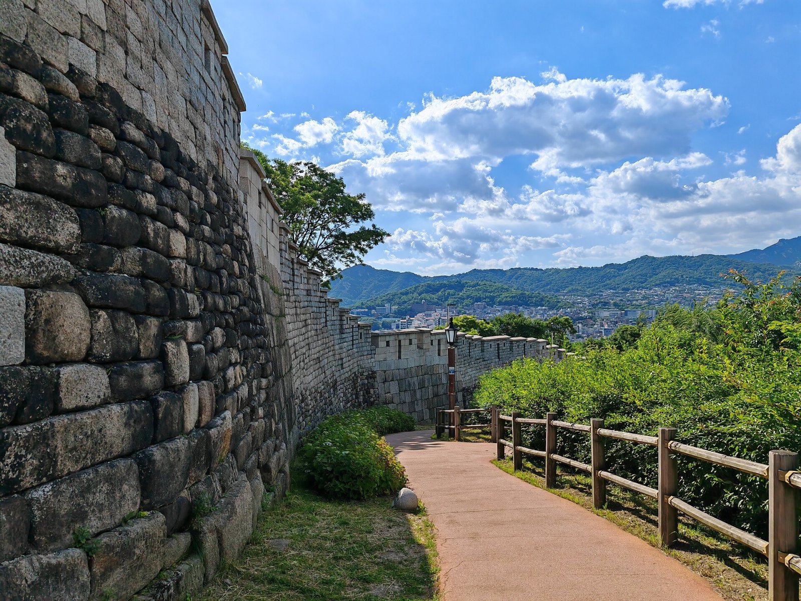 Descubra a História da Muralha da Cidade de Seul: Uma Viagem ao Passado - Seongbuk District | Secret World Trip Planner