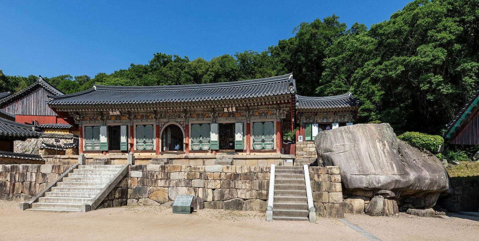 探索釜山的宝母寺:韩国文化之旅 - 73J5+Q8 Busan | Secret World Trip Planner