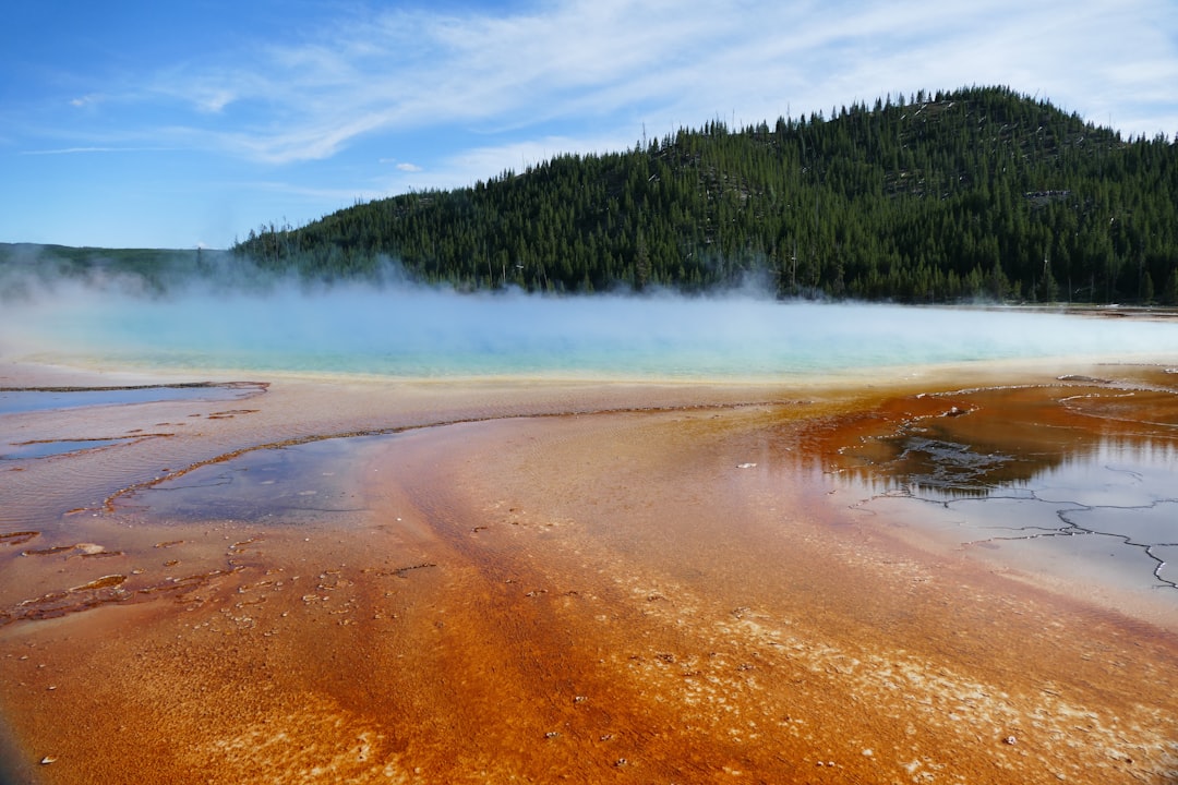 Découvrez la magie de la Grand Prismatic Spring de Yellowstone | Secret World Trip Planner