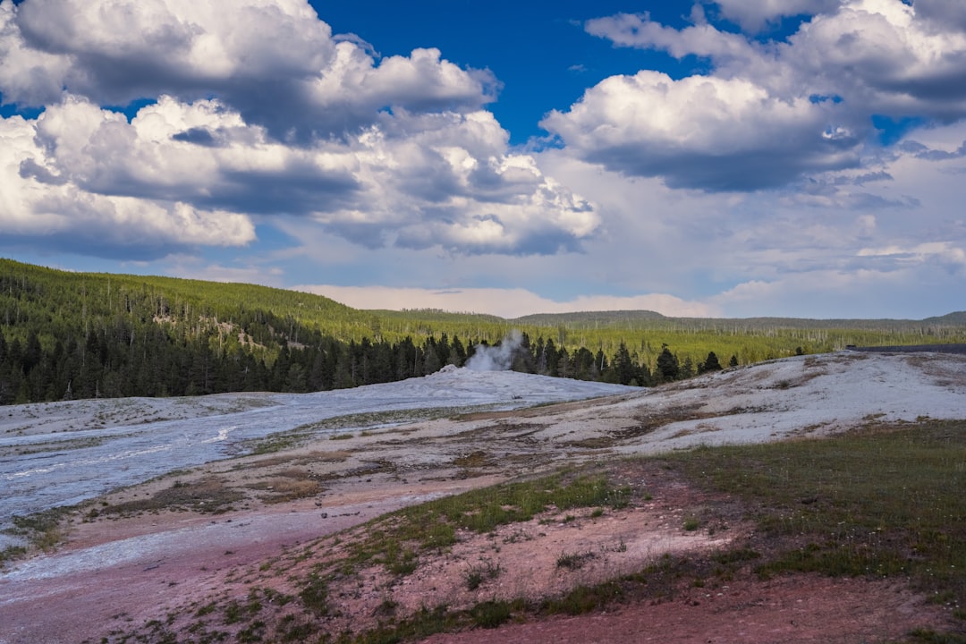 Découvrez le geyser Old Faithful : un trésor naturel à Yellowstone | Secret World Trip Planner