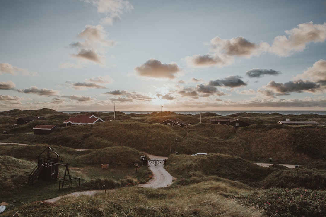 Høje Sandbjergを発見する:デンマークの自然の隅 - RFRW+V9 Holte | Secret World Trip Planner